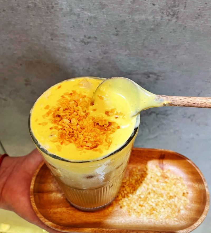 Trà sữa kem dừa nướng với topping kem trứng thơm ngon, béo ngậy