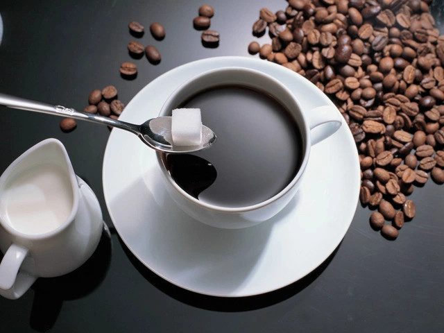 Cho nhiều đường hoặc sữa ngọt vào cà phê