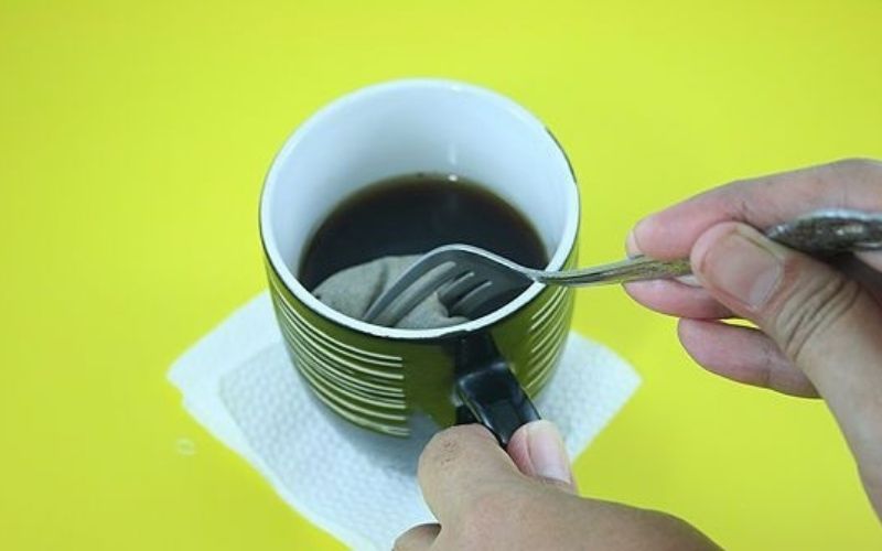 Nhúng túi cà phê bạn đã chuẩn bị trước đó vào cốc nước nóng.