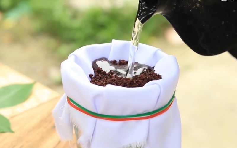 Đặt lượng bột cà phê chính xác lên vải
