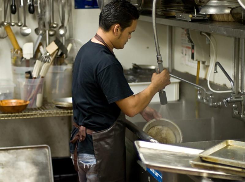 Các nhiệm vụ và trách nhiệm chính đối với nhân viên tạp vụ bếp là gì?