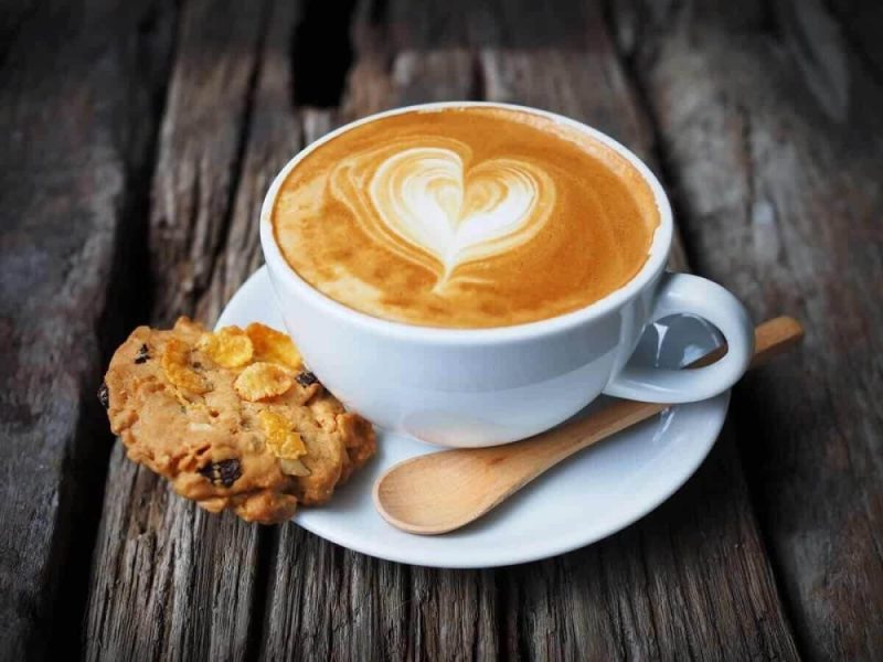 Hình ảnh cà phê Capuchino với chiếc bánh quy